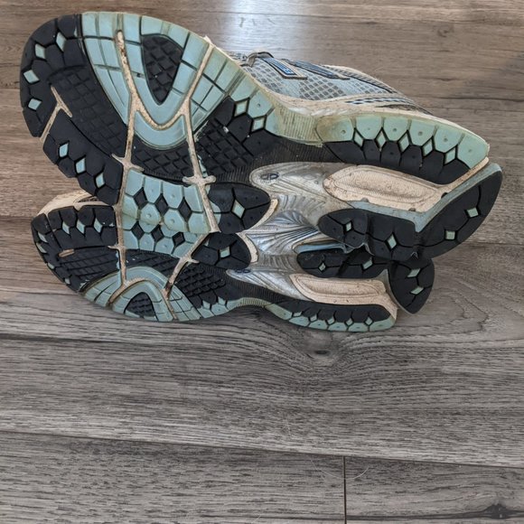 Size 9 New Balance Running Shoes - Picture 3 of 3